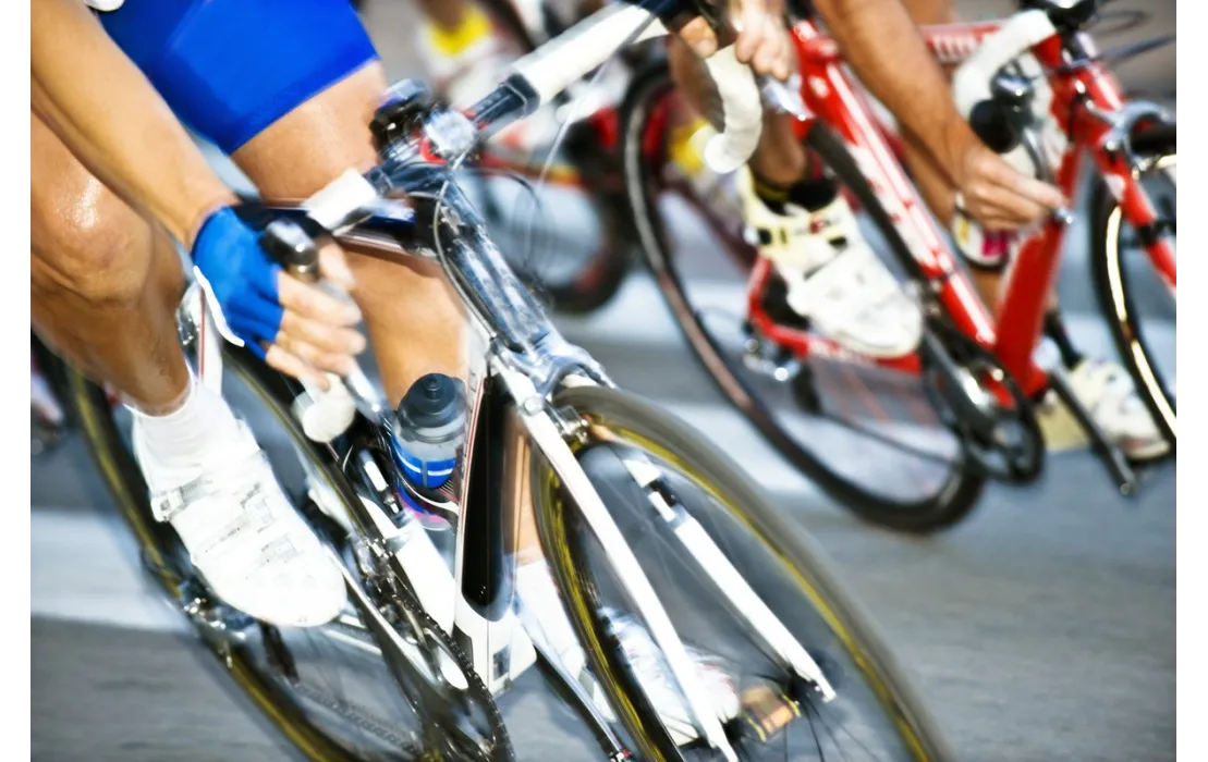 Trendy w kolorach i wzorach bidonów rowerowych