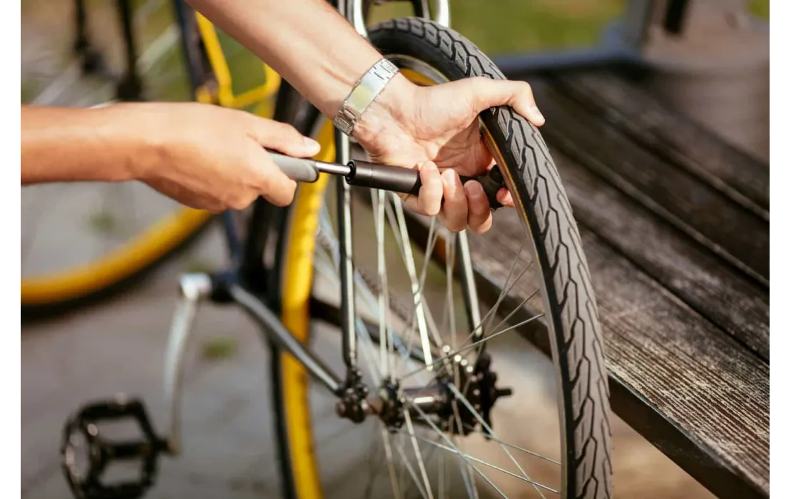 Jak pompować opony rowerowe, żeby nie uszkodzić wentyla ani dętki